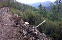 Un poste se�alizador recientemente derribado en la ruta de Mercur�n al castro de Torre