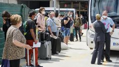 Viajeros del tren destino Madrid hacen transbordo en Ourense para ir a Zamora en autob�s y desde all� seguir el viaje