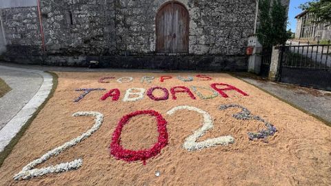 Otra de las decoraciones florales, con el nombre del municipio y a�o de realizaci�n