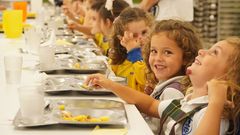 Los ni�os de educaci�n infantil del colegio Obradoiro, en el comedor tras su primer d�a del nuevo curso escolar 