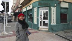 In�s Fern�ndez, la propietaria del local, delante del caf� Marte, donde su padre y su t�o trabajaron cuando se llamaba Miramar