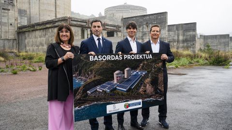 La consejera Amaia Barredo, el lendakari Imanol Pradales y los consejeros delegados de Atlitan y de Sea Eight, Aritza Rodero y Jaime Le�n, presentaron el proyecto del criadero de lenguados en la antigua central nuclear de Lem�niz (Vizcaya).