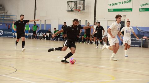 Partido de pretemporada entre el Noia y O Parrulo, que acab&oacute; en empate.