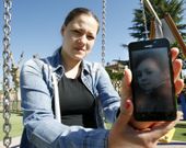 Angela Tyudoki muestra una foto de su hijo en la zona de juegos infantiles de la Compa��a. 