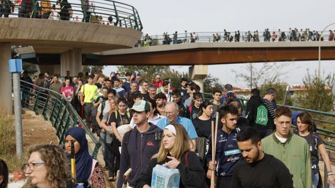 Un ro de personas estn saliendo a pie desde primera hora de Valencia para ayudar a los municipios ms afectados por la dana pegados a la ciudad.