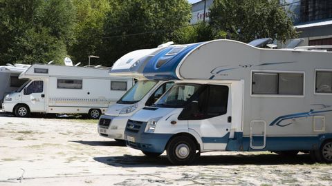 Caravanas aparcadas en la zona termal