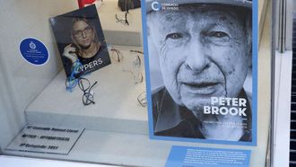 Vista de uno de los numerosos comercios de Oviedo que expone en su escaparate fotograf�as y biograf�as de los galardonados en esta edici�n de los Premios Princesa de Asturias