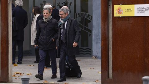 Los hijos de Jordi Pujol, Oriol (i) y Jordi (d) a su salida este lunes en la Audiencia Nacional en San Fernando de Henares.