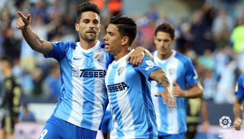 Adrin Gonzlez y Renato Santos celebran un gol del Mlaga ante el Oviedo