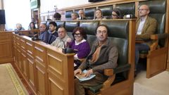 El grupo de gobierno (BNG-CA) y el socialista (arriba) en una imagen del pleno ordinario de marzo