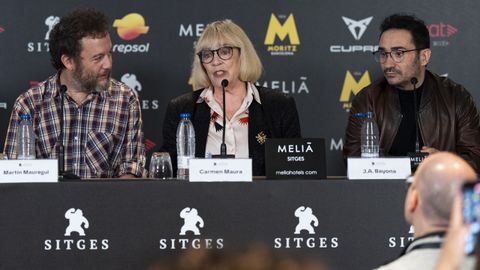 Maura, entre el director argentino Martn Mauregui y el productor J. A. Bayona, en la presentacin de Vieja loca en Sitges.