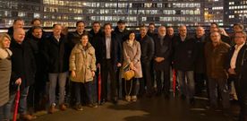 Los �superh�roes� reales. Representantes del sector pesquero siguen las negociaciones en Bruselas y polemizan en Twitter con los ecologistas, que presionan caracterizados de superh�roes