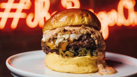La Finsbury, la hamburguesa  del Berty's Gij�n que nace de la mezcla de un hot dog y una hamburguesa