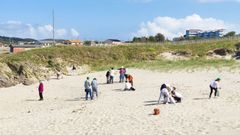 Limpieza de la playa de O Vilar en la jornada organizada hace un a�o