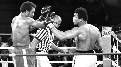 Otra imagen de su pelea en 1974 con George Foreman.