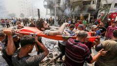 Traslado de un herido en un bombardeo en Gaza