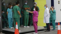 El gerente del Chuac, Luis Verde, con parte del equipo que recoge las muestras en el covidauto del Chuac