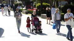 Gente con mascarilla en una calle de Ribeira, pese a que la pandemia est� remitiendo se mantienen las precauciones