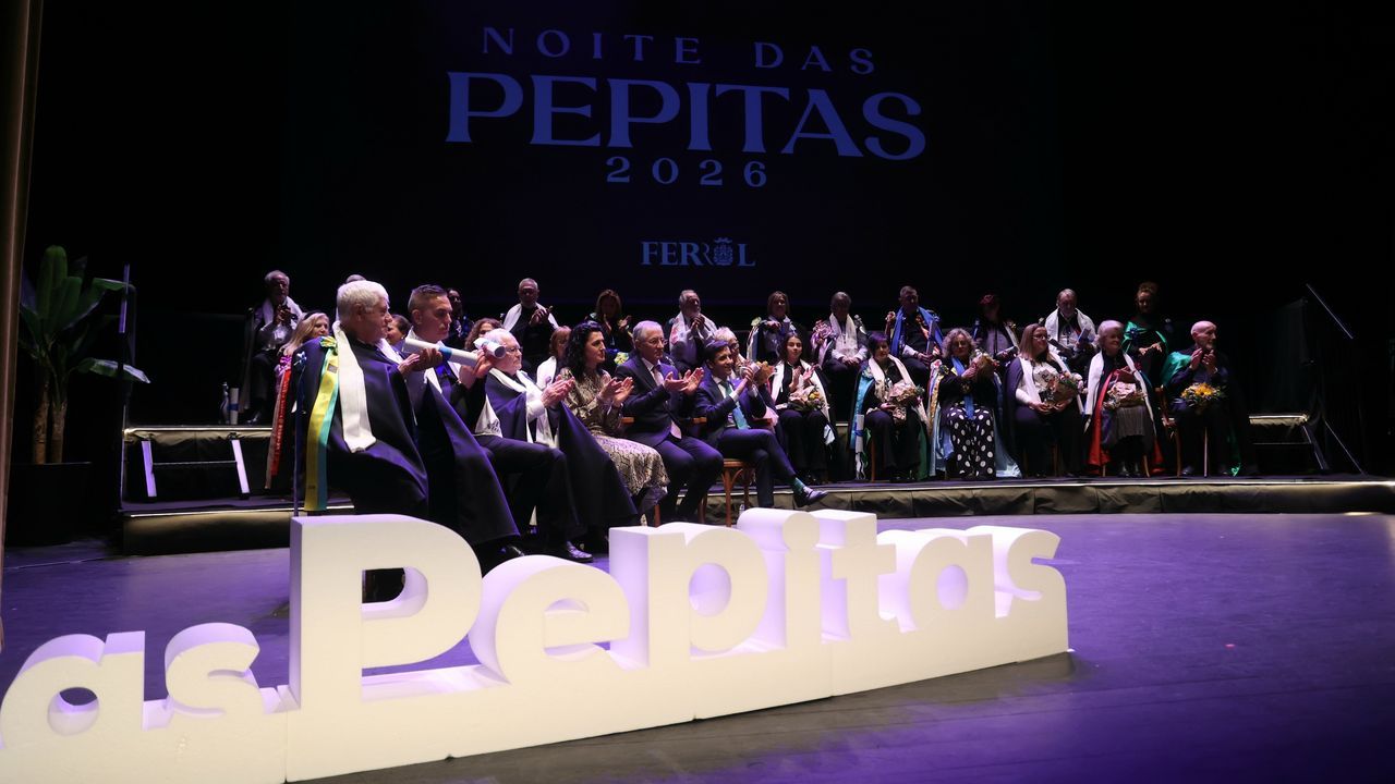 La fiesta de las Pepitas de Ferrol arranca con el homenaje a las madrinas y rondallistas de honor: «Aunque sé que aquí no nací, aquí quiero quedarme»