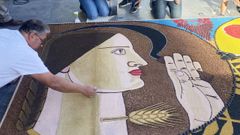 La asociación Cunchas e Vieiras de Bueu realizando un mural efímero frente a la fachada del Museo Reina Sofía con motivo de la exposición sobre Maruja Mallo.