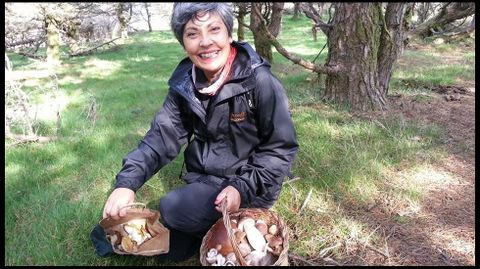 Marit� Prieto, una de las socias de Andoa, con una cesta de setas