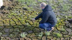 Estado ayer del lago que nutre de agua a la urbanizaci�n de monte Xalo y que se sec� por completo a finales del mes de junio.