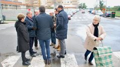 El alcalde, en una reuni�n con t�cnicos en la calle Corredoira poco antes de que empezasen las obras en esta calle