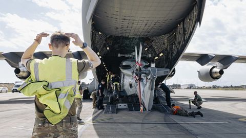 Un Wildcat HMA Mk2 (HMA2) de la Royal Navy brit�nica fue descargado de un C-17 de la RAF por personal de la RAF y de la Marina Real en una base brit�nica en Chipre