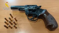 El arma modificada y la munici�n que intervino la Guardia Civil de Oleiros