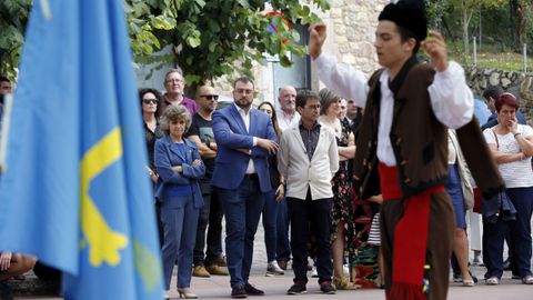Adri�n Barb�n y Mar�a Luisa Carcedo, en Cabrales el D�a de Asturias