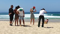 La sesi�n. Se desarroll� en la playa de ferrolana de Doni�os una jornada en la que acudieron al arenal cientos de ba�istas que pueden identificarse en el fondo de las im�genes promocionales