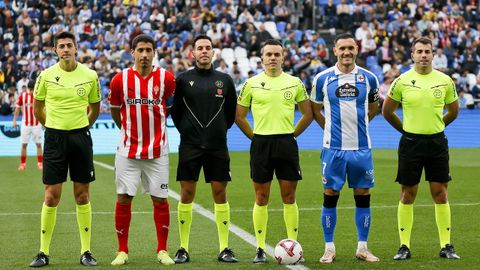 Luis Enrique Morona, en el centro de negro, en un partido entre el Deportivo y el Sporting en el que ejerci� de cuarto �rbitro.