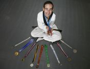 Vidal �lvarez posa con parte de las medallas conquistadas a lo largo de su carrera deportiva. 