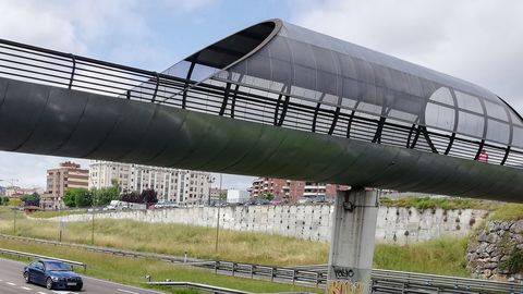 La nueva pasarela peatonal sobre la antigua autopista de entrada a Oviedo