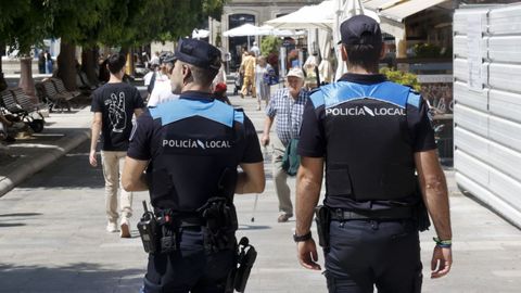 Agentes de la Policía Local patrullando por el centro de Lugo.
