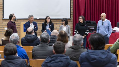 Rosa Crujeiras, tercera por la izquierda, apel� al di�logo y advirti� que el eje de su campa�a ser�n los encuentros con colectivos de la comunidad universitaria