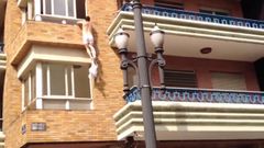 Huye por la ventana al ser descubierto por el marido de su amante