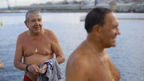 Jos Manuel y Antonio son dos de los baistas ms veteranos que acuden a diario a esta zona del paseo martimo corus.