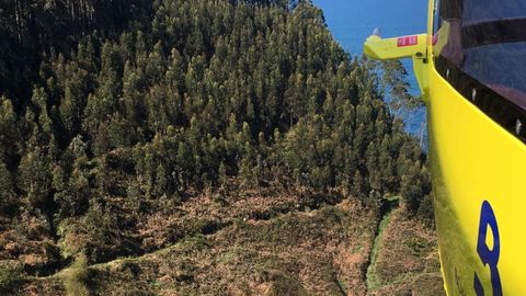 Un momento de la evacuaci�n de la mujer herida de la playa de Espa�a