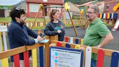 El diputado �scar Insua, en el parque infantil de Camelle