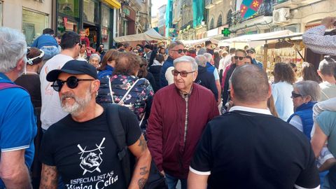 Los visitantes abarrotan las calles donde est�n instalados los puestos, como la calle Comercio