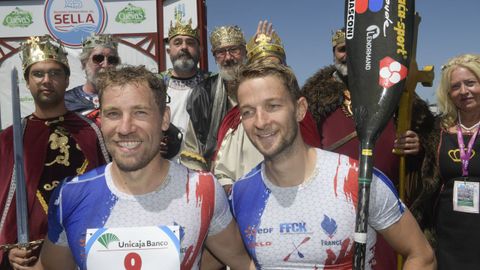 La pareja formada por franceses Quentin Urban y Jeremy Candy, vigentes vencedores del el Sella y campeones en el ltimo Europeo, han vuelto a imponerse al sprint en la 85 edicin del Descenso Internacional del Sella, una prueba en la que han tomado la salida unos 1.100 palistas de 18 pases. y que este ao se ha visto dificultada por el bajo caudal del ro y la bajamar