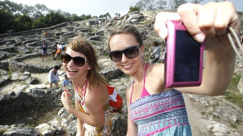Turistas hacindose fotos en el poblado castreo de Santa Tecla, en A Guarda (Pontevedra)
