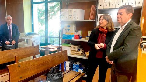 Laviceconsejera de Justicia, Encarnacin Vicente, durante su visita al Juzgado de Paz de San Martn del Rey Aurelio, con el alcalde del concejo, Jos Ramn Martn