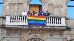 Bandera extendida en el Ayuntamiento de Gij�n