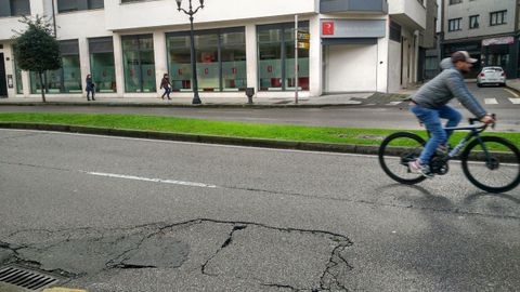 Baches y grietas en la calzada de la avenida de la Costa