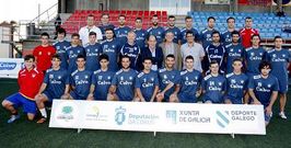 Todos los jugadores posaron con el cuerpo t�cnico, la directiva y las autoridades locales en este primer d�a de entrenamiento. 
