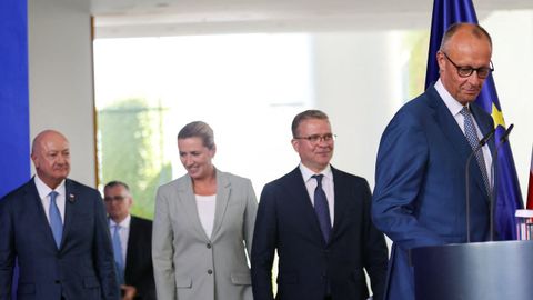 El canciller austr�aco, Christian Stocker; la primera ministra danesa, Mette Frederiksen; le jefe de Gobierno finland�s, Petteri Orpo, y el canciller alem�n, Fredrich Merz, durante su comparencia en Berl�n
