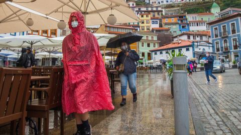 Turistas en Cudillero. Los alquileres vacacionales estn presionando al alza los precios de la vivienda en los concejos tursiticos asturianos