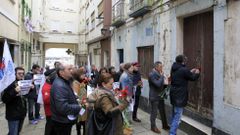 El BNG organiz� un recorrido reivindicativo por Ferrol Vello en el que fue dejando claveles rojos en los edificios en ruinas